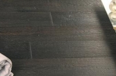 TEKA Antique ąžuolas Ebony sendintas, alyvuotas UV alyva, rukytas, šarmintas, šiurkštintas, su nuožulomis 14x155x2200 mm